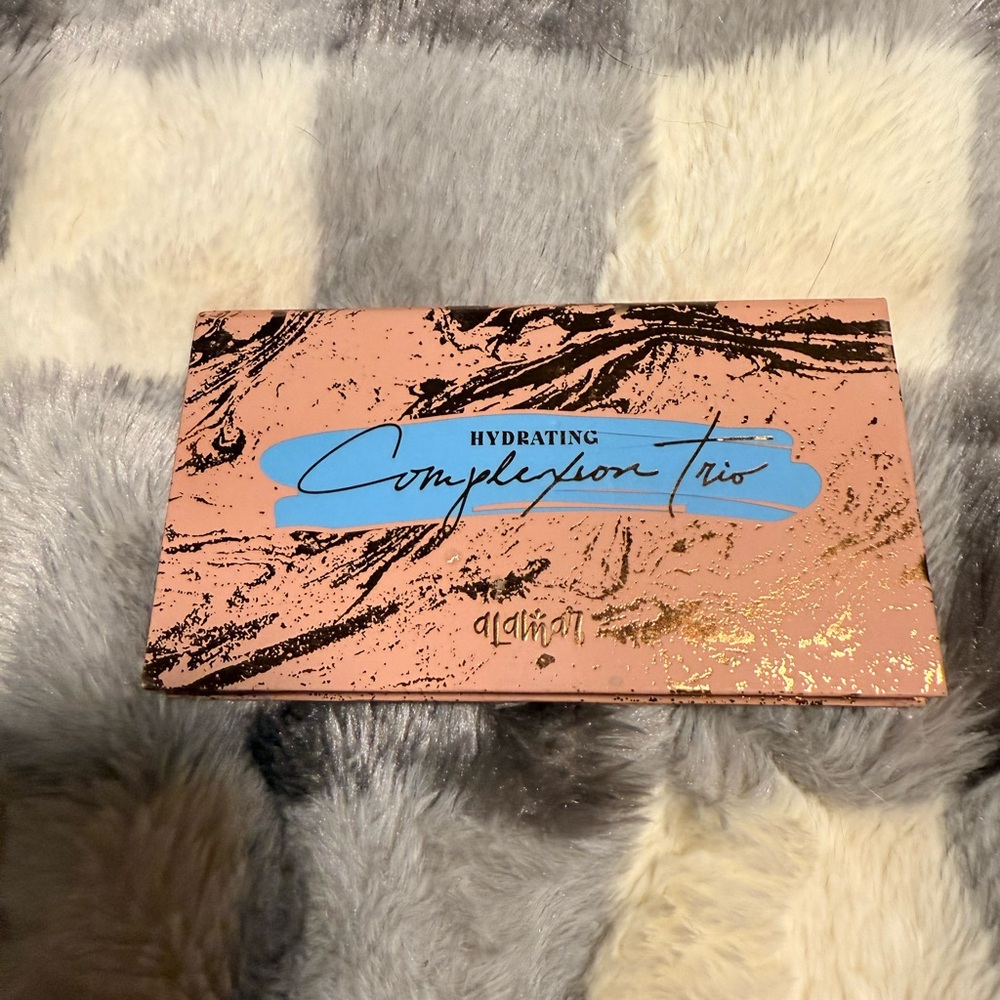 Alamar Hydrating Complexion Trio with Pink and Blue Design